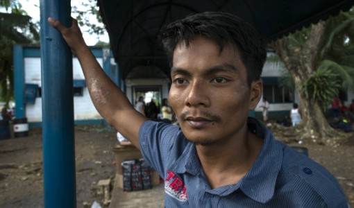 Walter Valdez, en 33-årig servitör, förlorade sin fru och sina tre barn när tyfonen Haiyan drog in över Tacloban. Två av hans barn saknas.