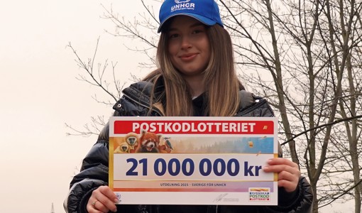 Sverige för UNHCR:s ambassadör, artisten Maria Sur, är själv flykting från Ukraina. Hon tackar Postkodlotteriet för det viktiga stödet.