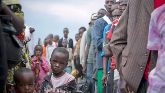 Burundiska flyktingar står i kö till UNHCR:s buss, åtta kilometer från gränsen mellan Rwanda och Burundi, som de korsade till fots i Kamabuye, Rwanda. Nu ska de transporteras till ett flyktingläger längre in i landet för att få skydd och nödhjälp.