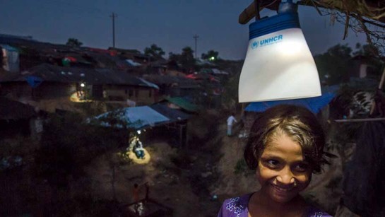 Jag är glad över sollampan, den hjälper mig att göra läxor." 8-åriga Umme Habiba står under sin solcellslampa utanför hennes hem i flyktinglägret Kutupalong i Bangladesh, ett läger som är hem för Rohingyafolket från Myanmar.