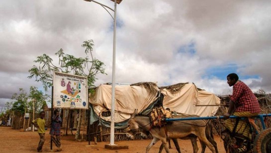 Donationen från IKEA Foundation stödjer hållbar energi i flyktingläger i Etiopien. Solcellsdriven gatubelysning ökar säkerheten för kvinnor och flickor när det är mörkt.