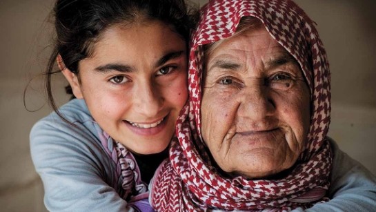 Manaa,13 år, tillsammans med sin mormor Maneerah. De flydde från Aleppo till irakiska Kurdistan för att komma bort från våld, bomber och krig.