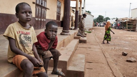Tio-årige Prophete (vänster) och hans vän Ardi bor på gatan i PK5 i Bangui. Pojkarna har aldrig gått i skolan och letar efter ströjobb så att de kan äta. De säger att de har familjemedlemmar i staden, men ingen som kan ta hand om dem.