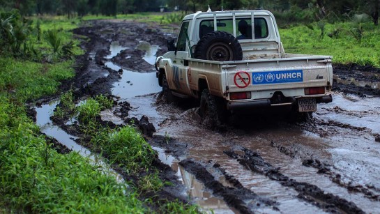 Foto: UNHCR / Sokol Skyfall gör vägarna till lervälling och det är svårt att nå ut med förnödenheter.