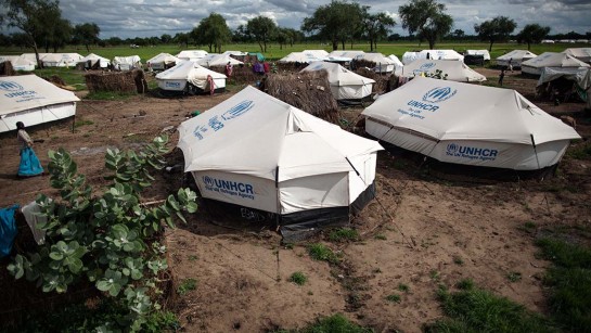 UNHCR bygger läger där människor på flykt kan känna sig trygga och hålla sig friska.