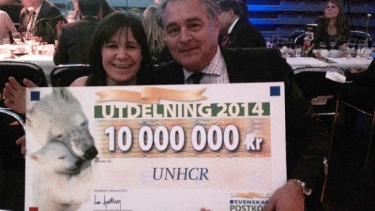 Sverige för UNHCR:s generalsekreterare Katinka Lindholm och Roger Magnergård från Postkodlotteriet och den stora checken!