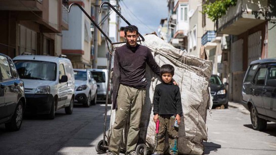 Foto: UNHCR/Andrew McConnell Firas och hans son Uday, 7 år, samlar återvinningsbara sopor runt om staden Izmir i Turkiet. Firas och hans son Uday, 7 år, samlar sopor runt om staden i Izmir i Turkiet.