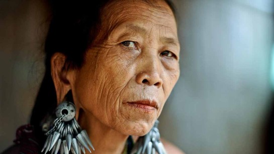 Sumeh är flykting som tillhör folkgruppen Karen, hon bor i flyktinglägret Ban Mai Nai Soi i norra Thailand. Hennes ansikte utstrålar styrka och stolthet.