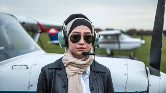 Maya Ghazal, 20 år, blir fotograferad efter sin första soloflygning på The Pilot Center i Denham, Storbritannien. För Maya är soloflygningen är en del av att få sin pilotlicens - ett viktigt steg på hennes resa för att uppfylla sin dröm att bli den första piloten som är kvinna och syrisk flykting.