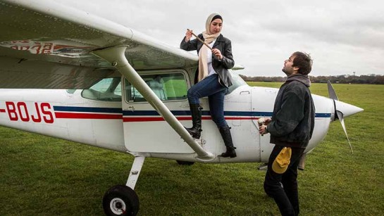 Maya Ghazal visar Douglas Booth det 4-sitsiga flygplanet som hon ska ta med honom i under en träningsflygning.