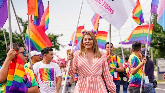 HBTQ-aktivisten Bianka Rodriguez firar Pride i San Salvador.