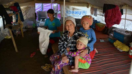 Ah Ning, 70 år, tillhör folkgruppen Rawang. Hon är på flykt och bor i tält. Här tar hon hand om sina barnbarn i Ka Bu Dam-lägret i delstaten Kachin i norra Myanmar.