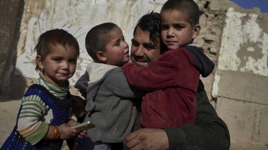 En pappa med sina tre barn har flytt till Kabul. Familjen lämnade sitt hem hem i norra Kunduz när det förstördes i kriget i maj.
