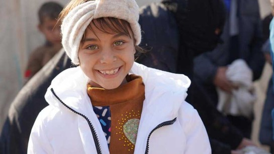 Jinan är 12 år och på flykt under svåra förhållanden från sin hemstad Mosul. Hon är överlycklig att få nya kläder tack vare H&M:s fantastiska gåva.