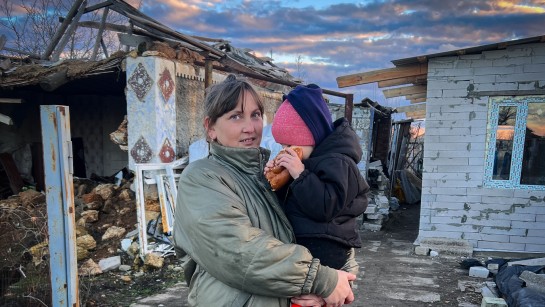 Trebarnsmamman Tetiana är på flykt med sin familj i Ukraina.