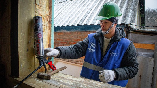 UNHCR och våra lokala partner reparerar och isolerar hem i Ukraina som förstörts i kriget.