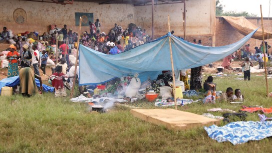 Familjer som flytt från DR Kongo har fått tillfälligt skydd i en skola i Burundi. Bara den senaste veckan har över 15 000 människor flytt in i Burundi.