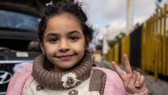 Layan, 8 år, är på väg till Syrien. Hon är dotter till den återvändande syriern Mohamed, som lämnade Idlib för tio år sedan.