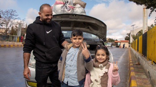 Layan och hennes bror Waleed ser fram emot att träffa sina mor- och farföräldrar för första gången.