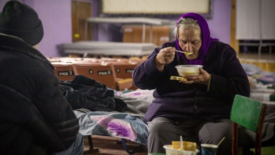 Med stöd från UNHCR kan människor på flykt, som 73-åriga Liudmyla, få lite mat, stöd och en säng att sova i.